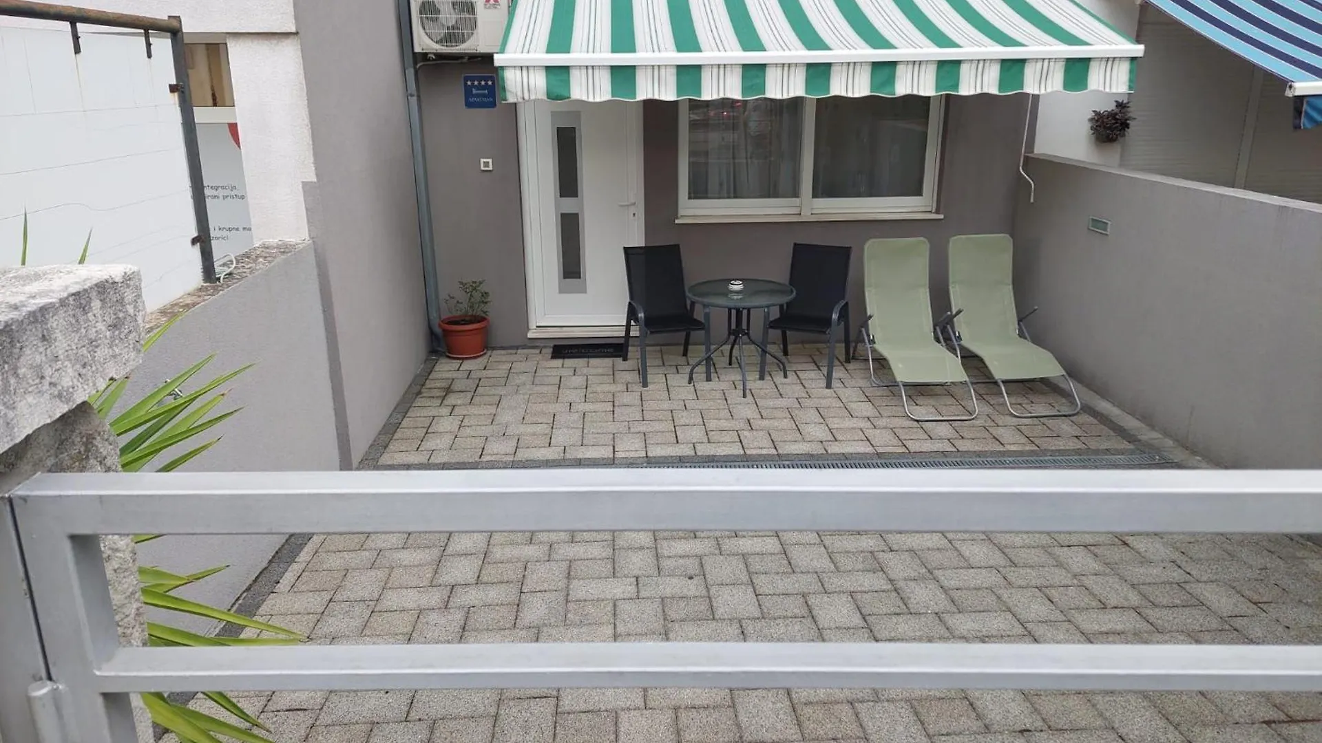 Apartment Prestige With Free Parking Σπλιτ